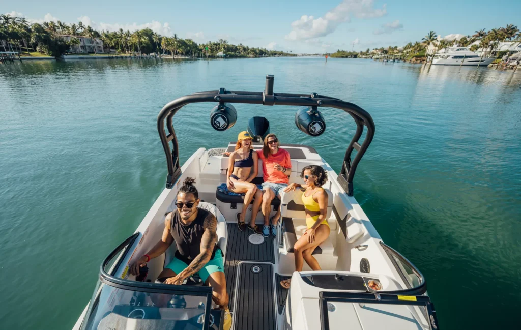 ⚓️ Bayliner Boats: A Legacy of Affordable Boating & Brunswick Partnership 🛥️